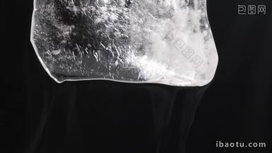 黑色背景下融化冰块水汽水滴实拍4k